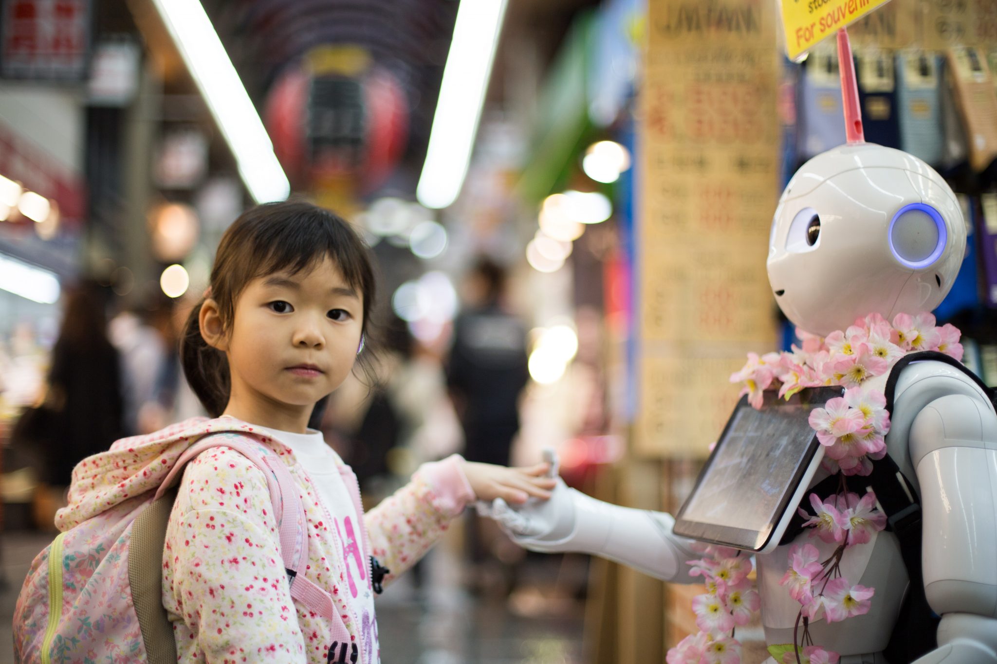 bambina-e-robot-si-danno-la-mano