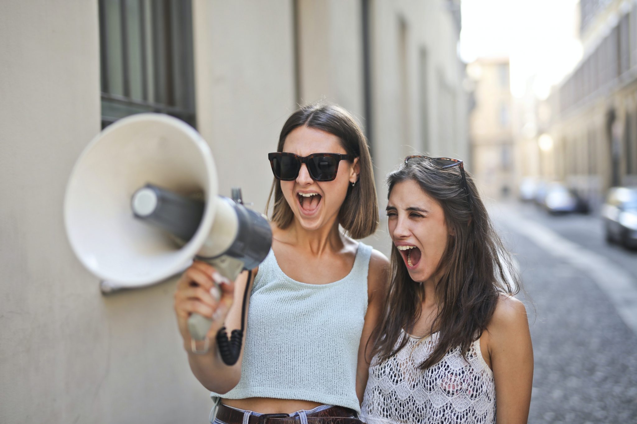 amiche-con-megafono