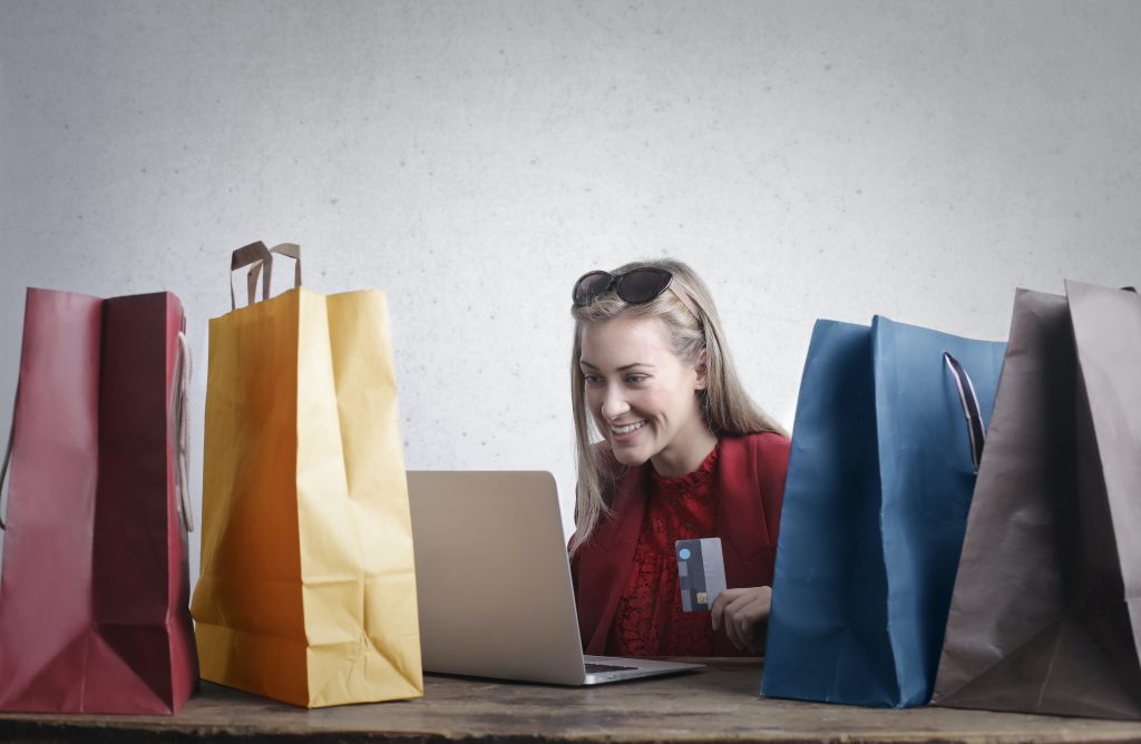ragazza-acquisti-online-borse-shopping