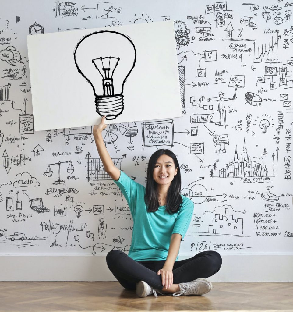 ragazza-tiene-cartello-con-immagine-lampadina-idea