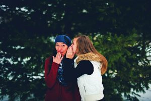 ragazze-che-si-confidano-segreti