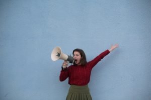 persona-che-urla-nel-megafono