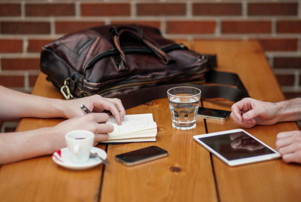 oggetti-sul-tavolo-caffe-cellulare-agenda