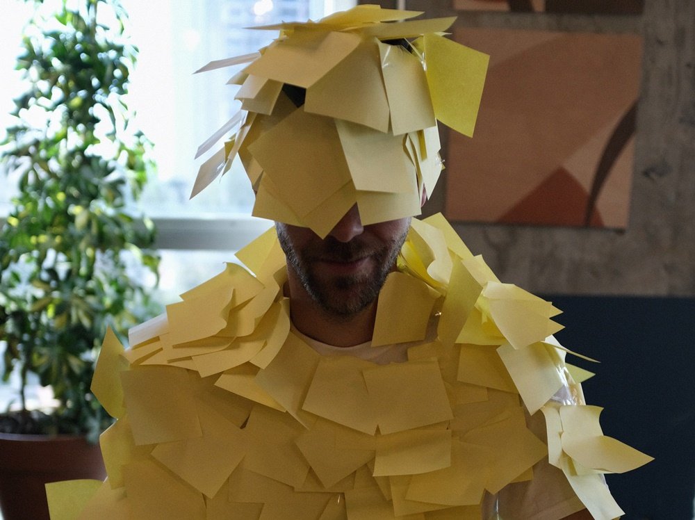 persona ricoperta di post it che rappresenta il lead taggato tramite lead tagging
