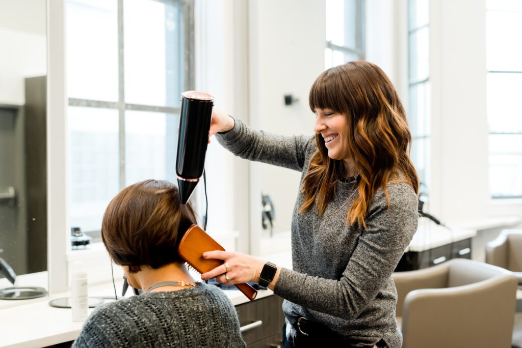 parrucchiere-sistema-capelli-cliente