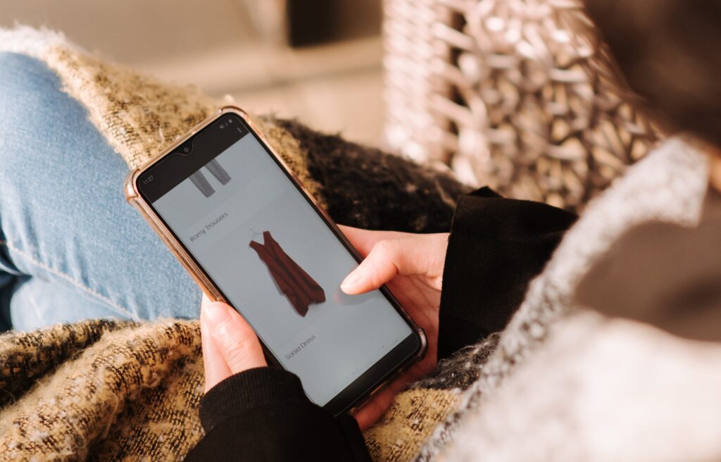 persona-visita-pagina-prodotto-ecommerce
