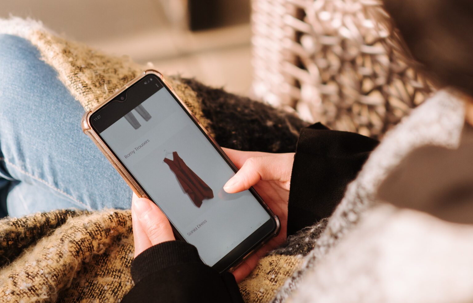 persona-visita-pagina-prodotto-ecommerce