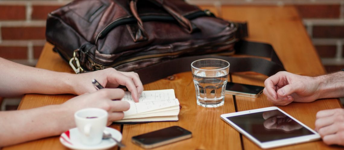 oggetti-sul-tavolo-caffe-cellulare-agenda