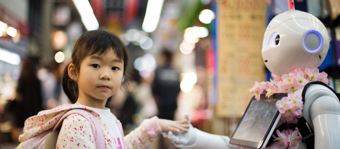 bambina-e-robot-si-danno-la-mano