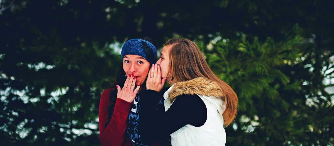 ragazze-che-si-confidano-segreti