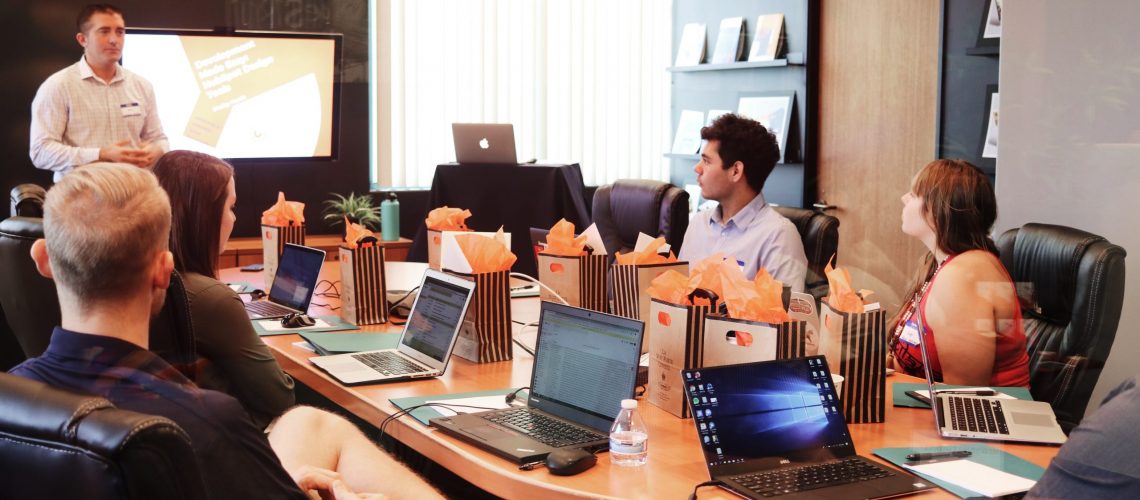 azienda-brainstorming-persone-che-parlano