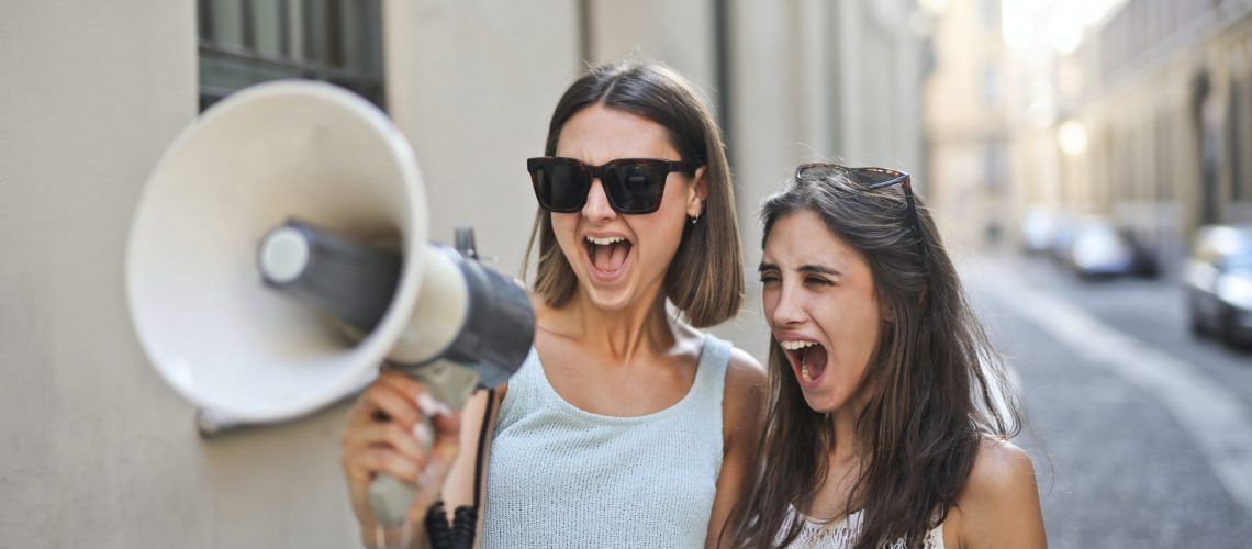 amiche-con-megafono