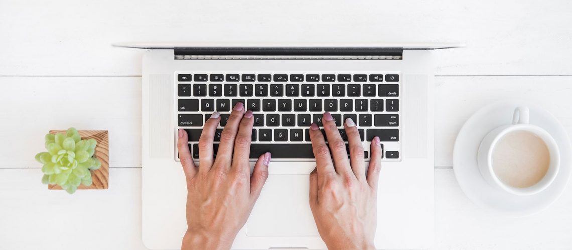 persona-scrive-al-computer