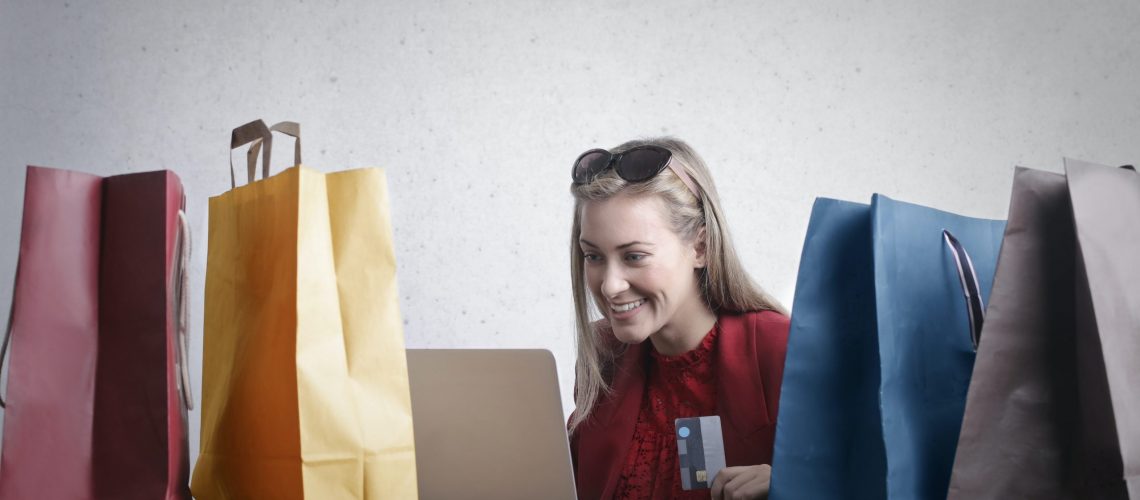 ragazza-acquisti-online-borse-shopping