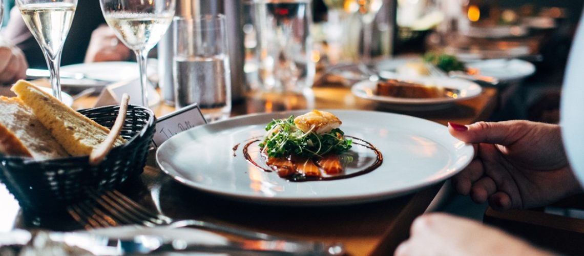 tavola-apparecchiata-ristorante-impiattamento