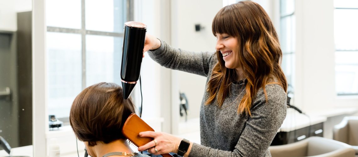 parrucchiere-sistema-capelli-cliente