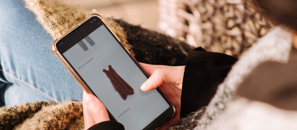persona-visita-pagina-prodotto-ecommerce