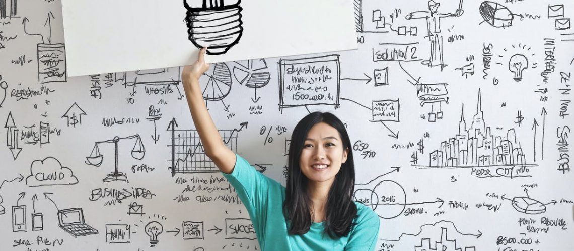 ragazza-tiene-cartello-con-immagine-lampadina-idea