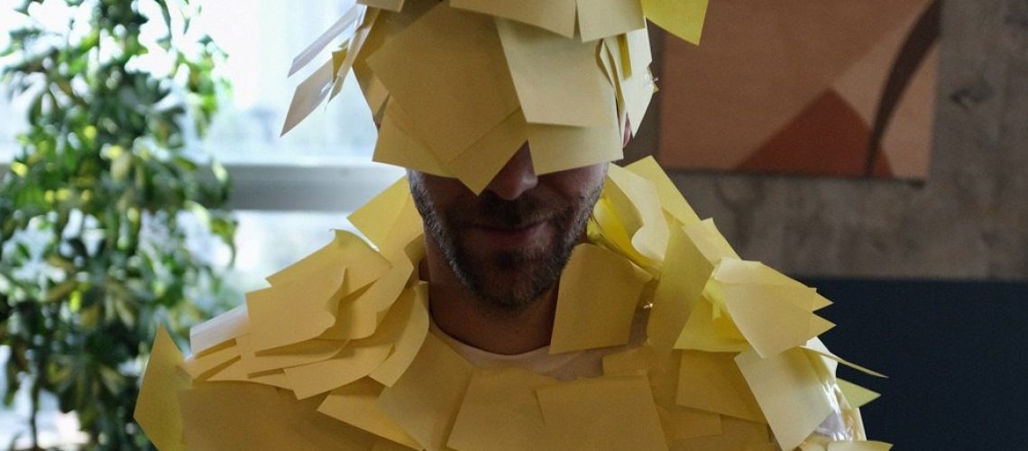 utente-ricoperto-di-postit