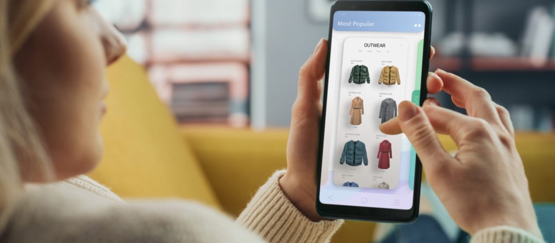 utente-visita-sito-web-su-smartphone